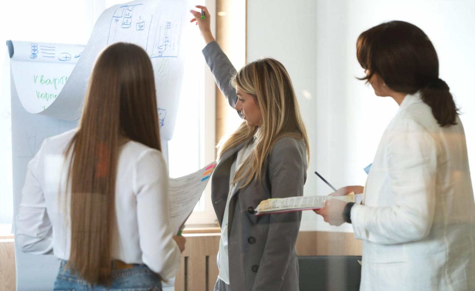 Studierende lernen digitale Banking-Grundlagen in einer Workshopsituation